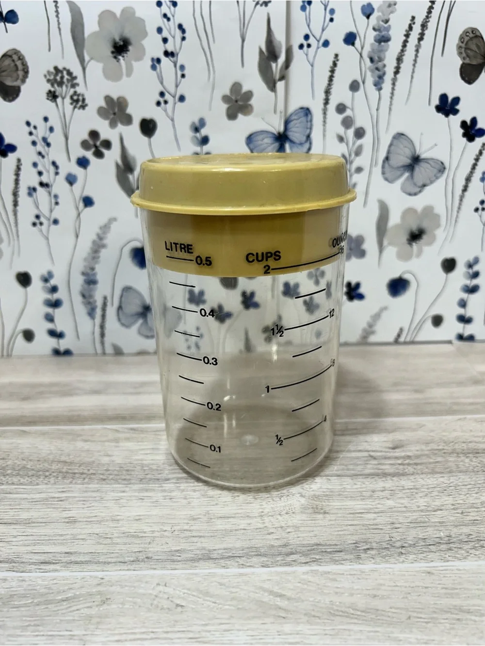 Vintage Measuring Cup Container 2 Cup 16 Oz Pourer Strainer Lid Retro Kitchen